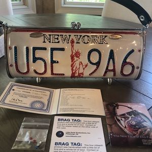 Little earth collectible New York Lisc plate purse